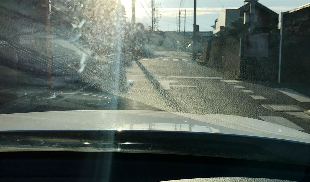 車のフロントガラスの汚れ。原因とキレイにする方法ー車内側編ー 車のフロントガラスの汚れ。原因とキレイにする方法ー車内側編ー